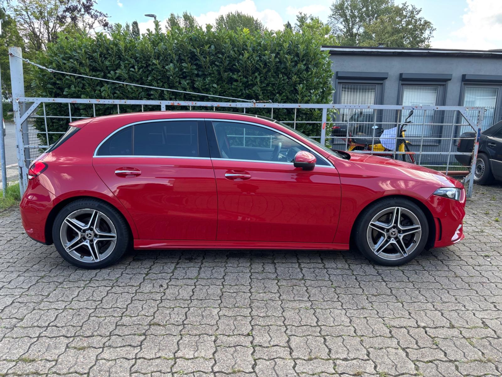 Mercedes-Benz A 220 4Matic AMG FULL LED MÉMOIRE ACC PANO AHK