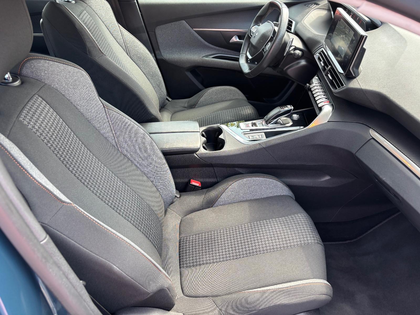 Peugeot 5008 ALU/NAVI/LED/7 PLACES/CROCHET DE REMORQUAGE/Courroie de distribution…