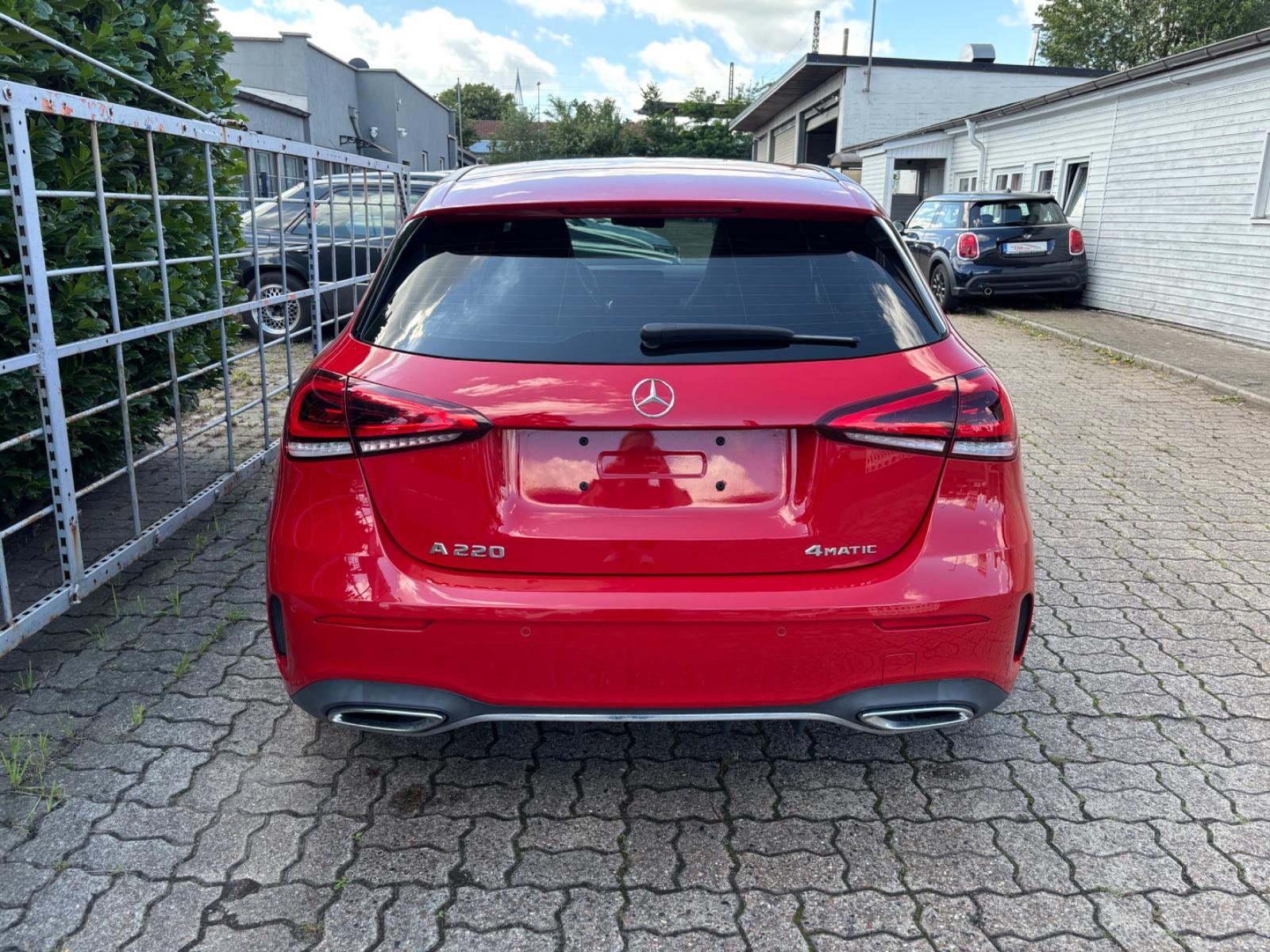 Mercedes-Benz A 220 4Matic AMG FULL LED MÉMOIRE ACC PANO AHK